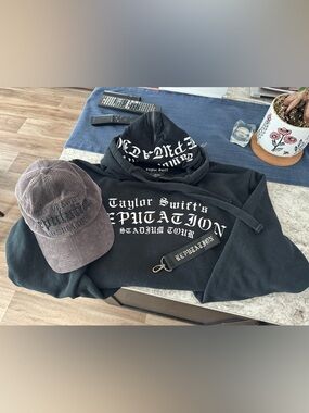 Taylor Swift Reputation Stadium Tour Hoodie (S)
+ Reputation Stadium Tour Hat